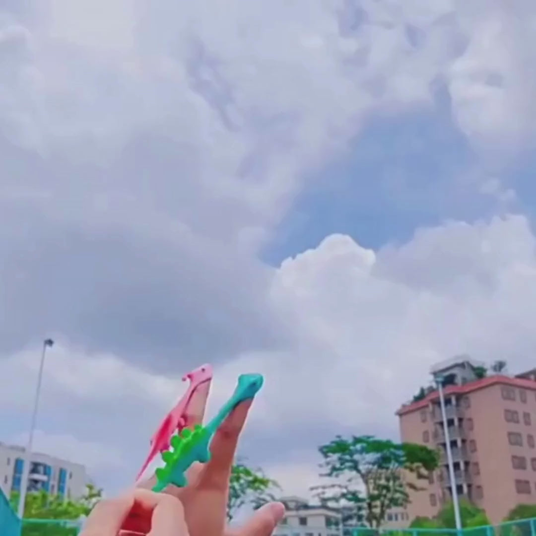 Videó betöltése: Ragadós repülő dínó kilövő játék közelről bemutatva